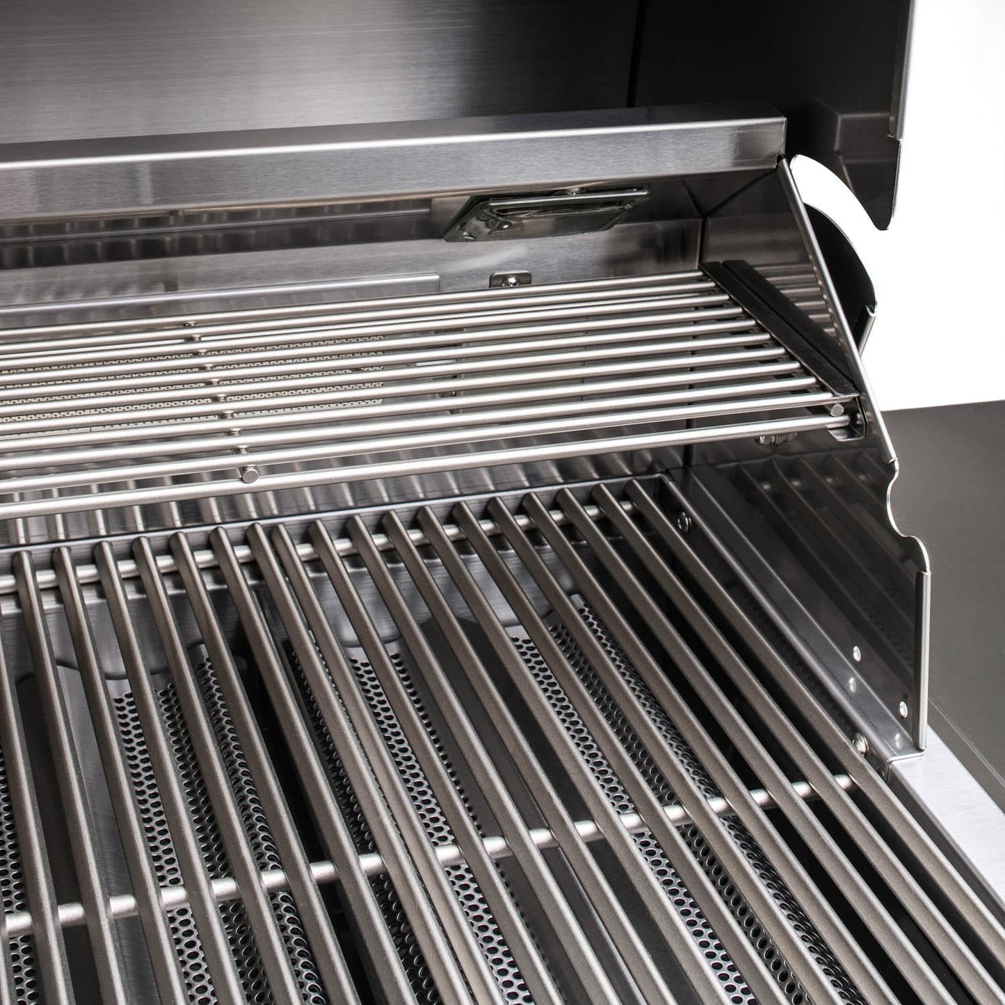 Blaze Premium LTE 32" 4-Burner Built-In Liquid Propane Grill With Rear Infrared Burner & Grill Lights (BLZ-4LTE2-LP)
